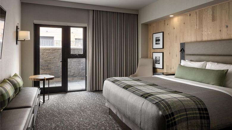 <b>Peaks Hotel and Suites Room</b>. Images powered by <a href="https://iceportal.shijigroup.com/" title="IcePortal" target="_blank">IcePortal</a>.