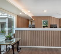 Econo Lodge Inn and Suites Kelowna Lobby