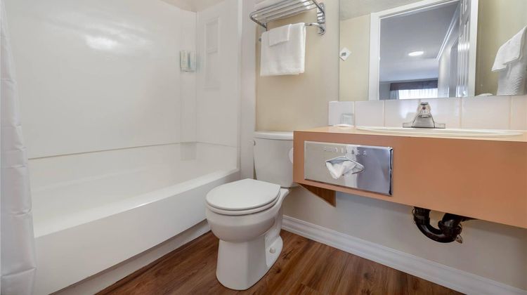 Econo Lodge Inn and Suites Kelowna Room