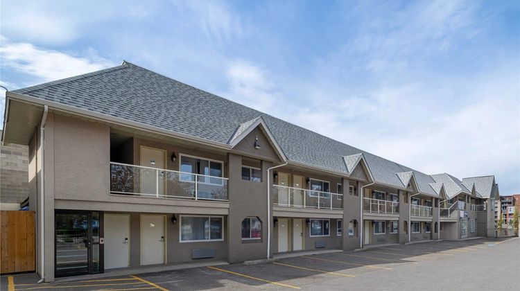 Econo Lodge Inn and Suites Kelowna Exterior