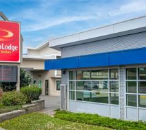 Econo Lodge Inn and Suites Kelowna Exterior