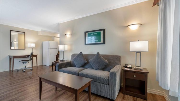 Econo Lodge Inn and Suites Kelowna Suite