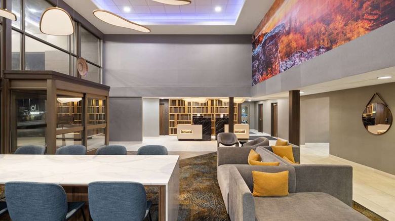 <b>La Quinta Inn & Suites Yakima Downtown Lobby</b>. Images powered by <a href="https://iceportal.shijigroup.com/" title="IcePortal" target="_blank">IcePortal</a>.