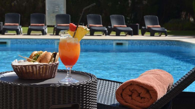 <b>Hotel Real Oeiras Pool</b>. Images powered by <a href="https://iceportal.shijigroup.com/" title="IcePortal" target="_blank">IcePortal</a>.