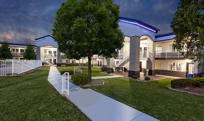 Days Inn by Wyndham Austintown Exterior