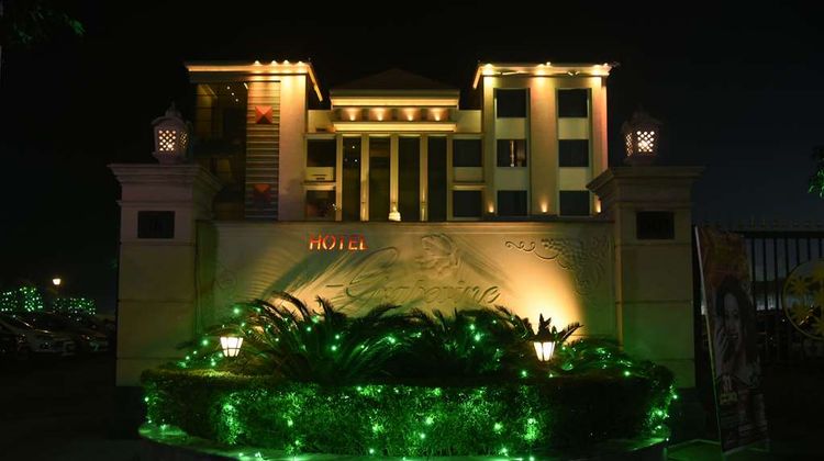 Ramada by Wyndham Varanasi Katesar Exterior