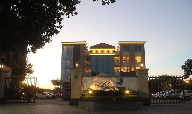 Ramada by Wyndham Varanasi Katesar Exterior