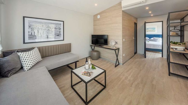 <b>Gava Waterman Milna Resort Suite</b>. Images powered by <a href="https://iceportal.shijigroup.com/" title="IcePortal" target="_blank">IcePortal</a>.