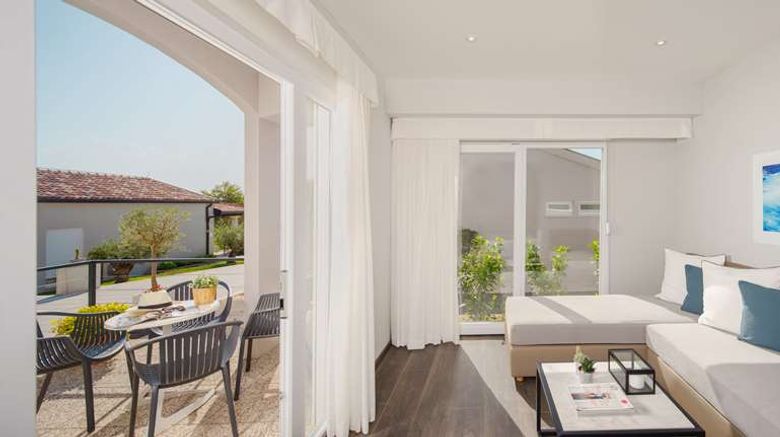 <b>Gava Waterman Milna Resort Suite</b>. Images powered by <a href="https://iceportal.shijigroup.com/" title="IcePortal" target="_blank">IcePortal</a>.