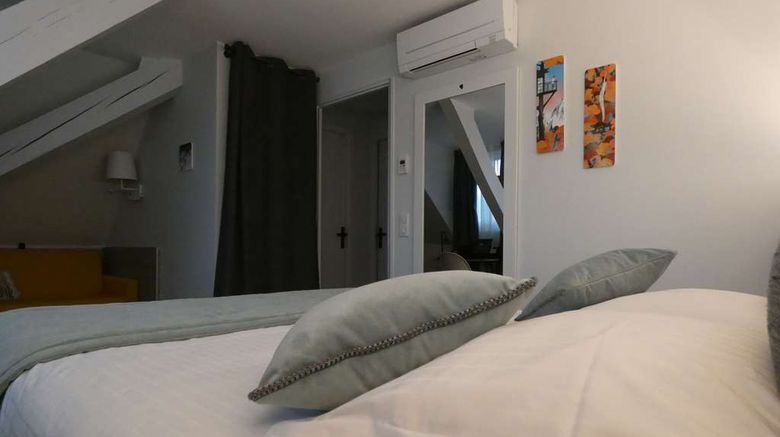 <b>Hotel des Princes Room</b>. Images powered by <a href="https://iceportal.shijigroup.com/" title="IcePortal" target="_blank">IcePortal</a>.