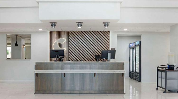 Comfort Inn & Suites Airport North Lobby