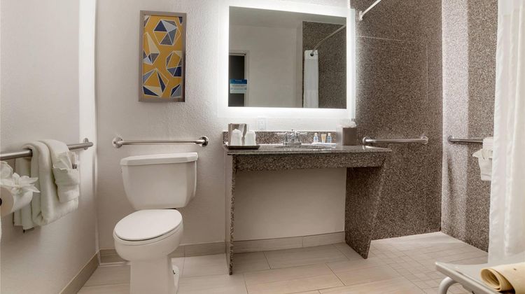 Comfort Inn & Suites Airport North Room