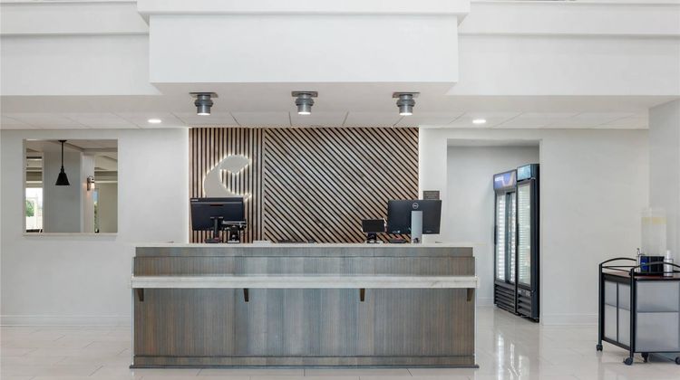 Comfort Inn & Suites Airport North Lobby