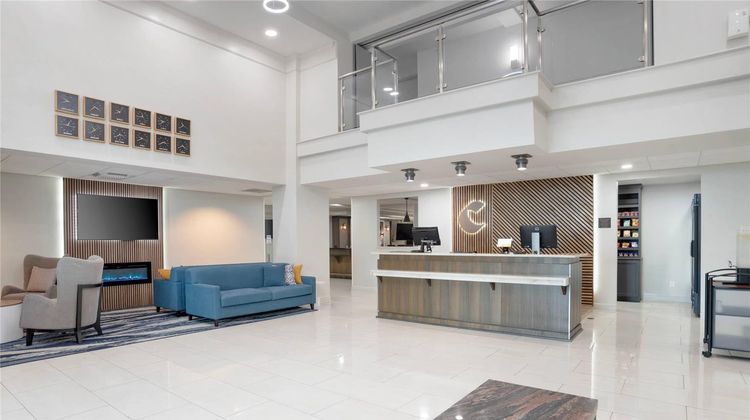 Comfort Inn & Suites Airport North Lobby