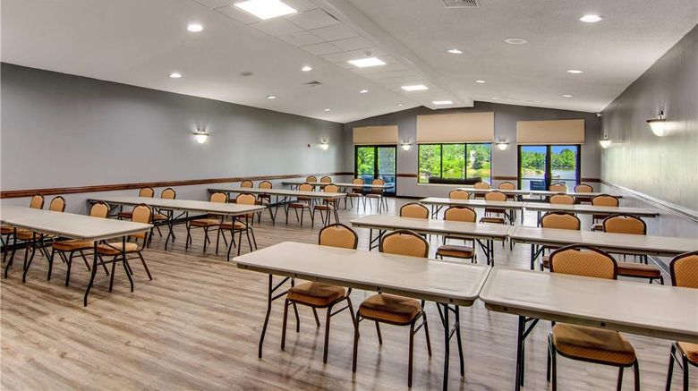 <b>Clarion Pointe On The Lake Clarksville Meeting</b>. Images powered by <a href="https://iceportal.shijigroup.com/" title="IcePortal" target="_blank">IcePortal</a>.