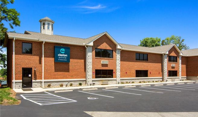 Clarion Pointe On The Lake Clarksville Exterior