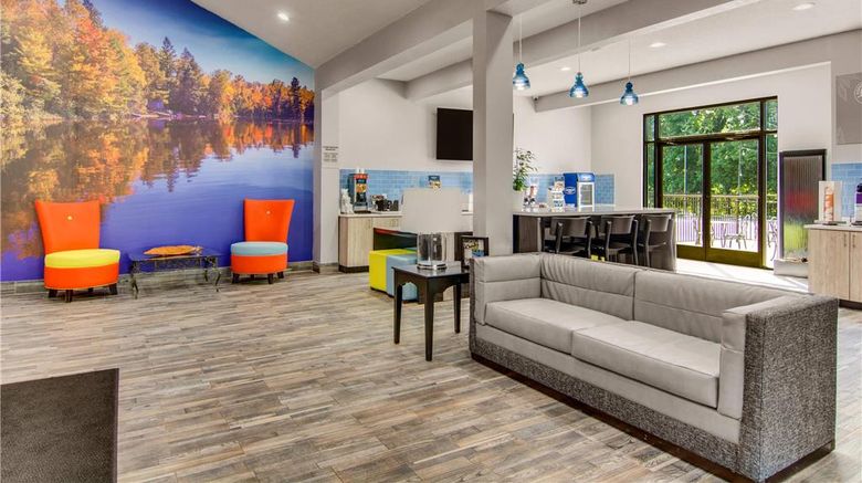 <b>Clarion Pointe On The Lake Clarksville Lobby</b>. Images powered by <a href="https://iceportal.shijigroup.com/" title="IcePortal" target="_blank">IcePortal</a>.