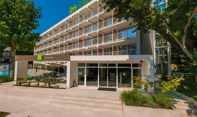 ibis Styles Golden Sands Roomer Hotel Exterior