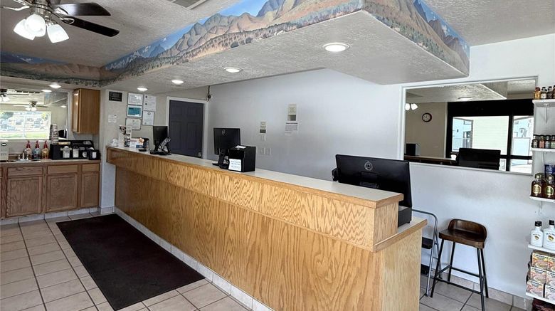 <b>Rodeway Inn Lobby</b>. Images powered by <a href="https://iceportal.shijigroup.com/" title="IcePortal" target="_blank">IcePortal</a>.