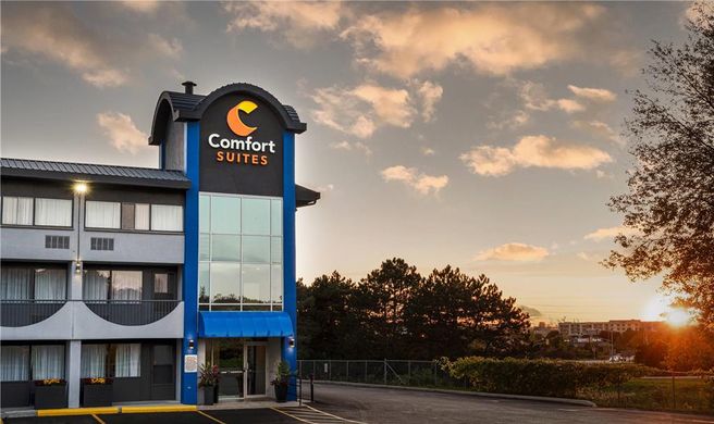 Comfort Suites Kingston Central Exterior