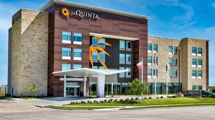 La Quinta Inn & Suites by Wyndham Exterior