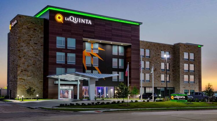 La Quinta Inn & Suites by Wyndham Exterior