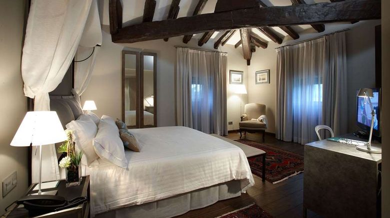 <b>Iriarte Jauregia Hotel Room</b>. Images powered by <a href="https://iceportal.shijigroup.com/" title="IcePortal" target="_blank">IcePortal</a>.