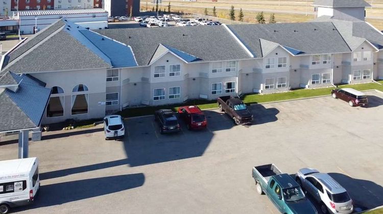 Quality Inn & Stes Edmonton Intl Airport Exterior