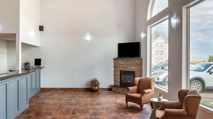 Quality Inn & Stes Edmonton Intl Airport Lobby