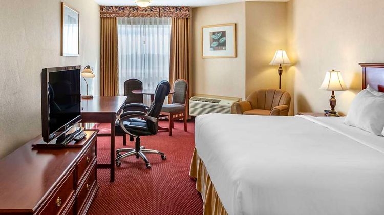 Quality Inn & Stes Edmonton Intl Airport Room