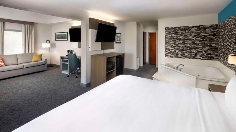 <b>Comfort Inn & Suites Suite</b>. Images powered by <a href="https://iceportal.shijigroup.com/" title="IcePortal" target="_blank">IcePortal</a>.