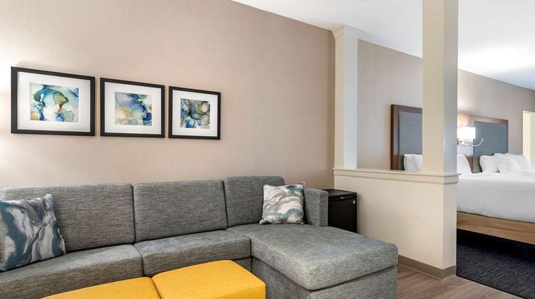 Comfort Suites Grandview-Kansas City Suite