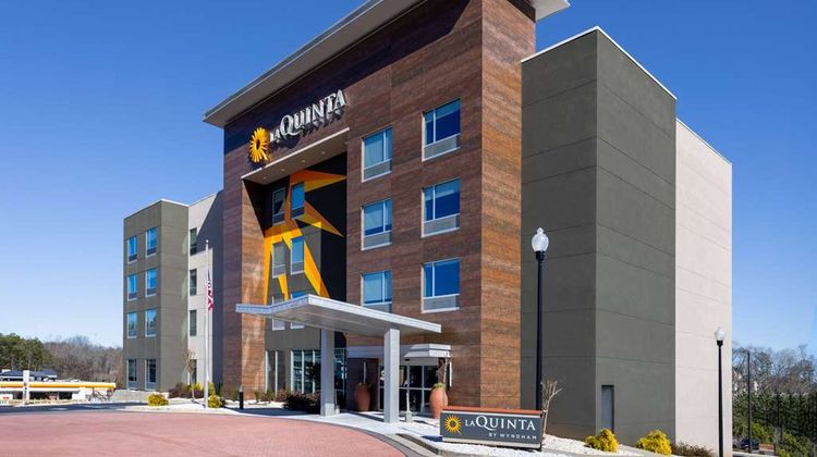 La Quinta Inn & Suites by Wyndham Exterior