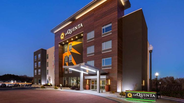 La Quinta Inn & Suites by Wyndham Exterior