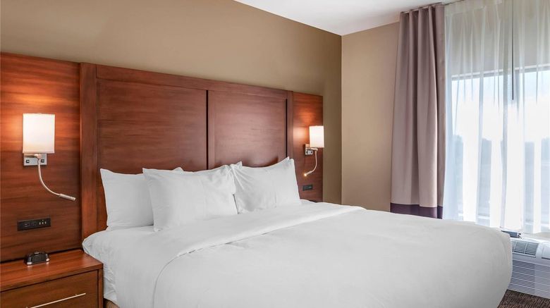 <b>Comfort Inn & Suites Clarkston Suite</b>. Images powered by <a href="https://iceportal.shijigroup.com/" title="IcePortal" target="_blank">IcePortal</a>.
