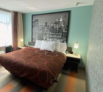 Super 8 by Wyndham Brooklyn Williamsburg Room