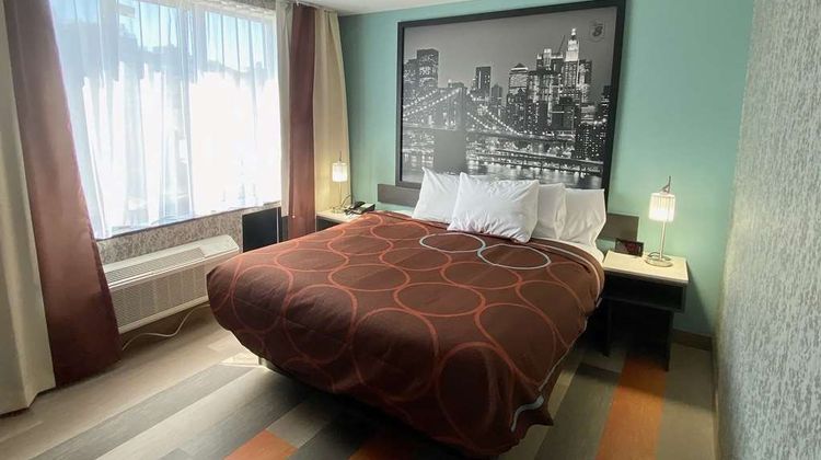 Super 8 by Wyndham Brooklyn Williamsburg Room