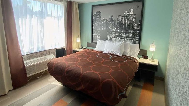 <b>Super 8 by Wyndham Brooklyn Williamsburg Room</b>. Images powered by <a href="https://iceportal.shijigroup.com/" title="IcePortal" target="_blank">IcePortal</a>.