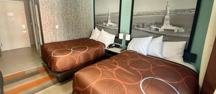 Super 8 by Wyndham Brooklyn Williamsburg Room