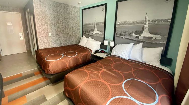 Super 8 by Wyndham Brooklyn Williamsburg Room