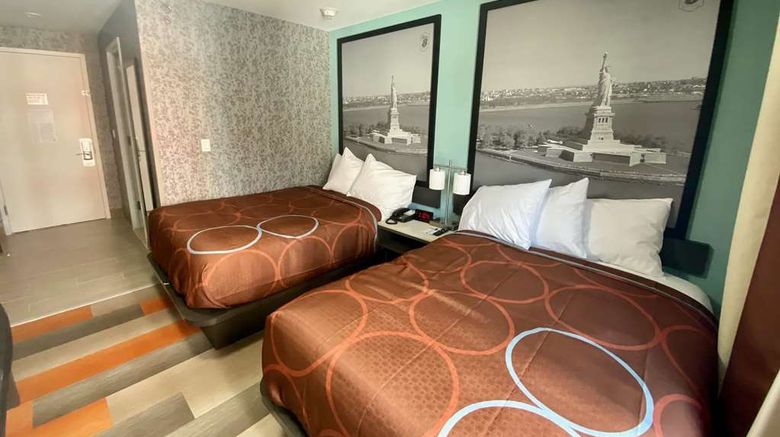 <b>Super 8 by Wyndham Brooklyn Williamsburg Room</b>. Images powered by <a href="https://iceportal.shijigroup.com/" title="IcePortal" target="_blank">IcePortal</a>.