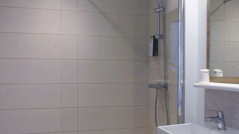 <b>Kyriad Direct Toulon Ouest La Seyne-sur Suite</b>. Images powered by <a href="https://iceportal.shijigroup.com/" title="IcePortal" target="_blank">IcePortal</a>.