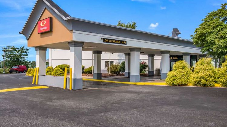 Econo Lodge Inn & Suites Exterior