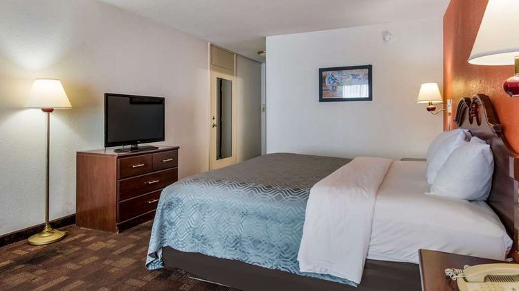 Econo Lodge Inn & Suites Room