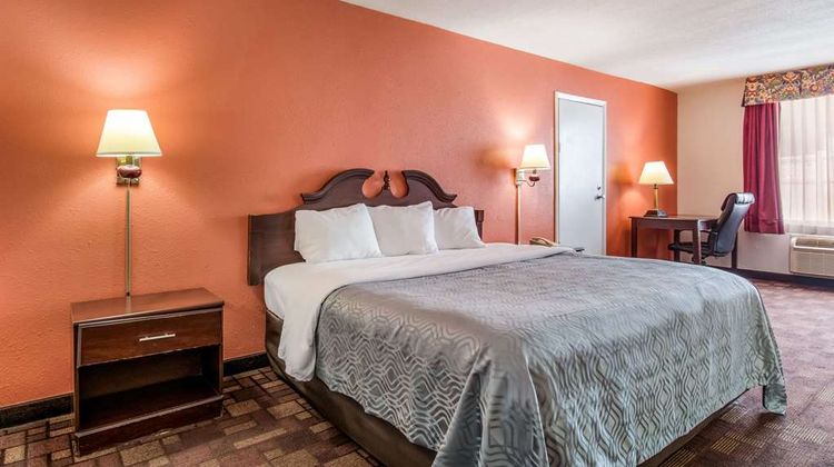 Econo Lodge Inn & Suites Room