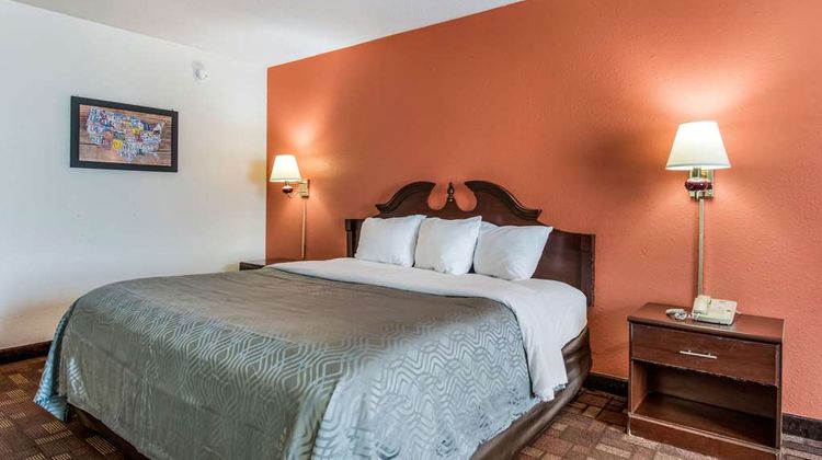 Econo Lodge Inn & Suites Room