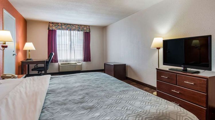 Econo Lodge Inn & Suites Room