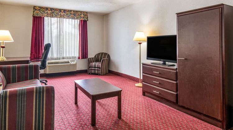 Econo Lodge Inn & Suites Suite