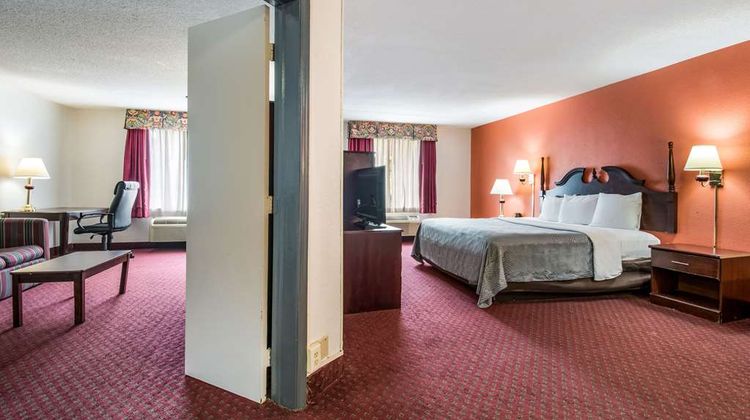 Econo Lodge Inn & Suites Suite