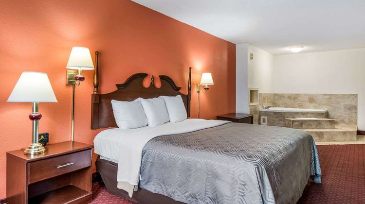 Econo Lodge Inn & Suites Suite